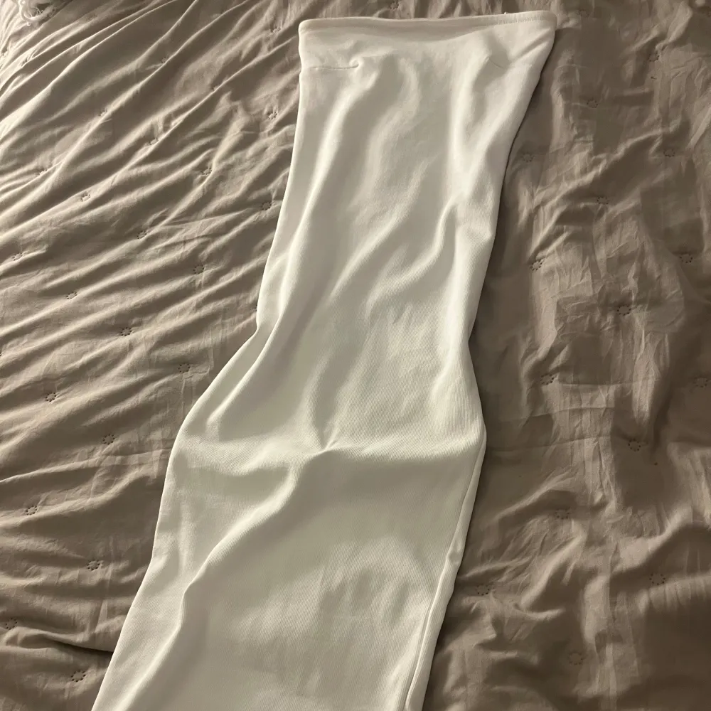 Lång tube klänning från Gina Tricot. Går nästan ner till fötterna på mig och är 1,53 cm. Köptes förra sommaren. Bara använts 1 gång. Storlek XS🩷. Klänningar.