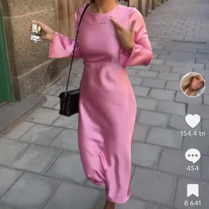 Champagne klänning🍸 - Säljer denna klänning som saga stq har FAST i Champangefärgen på bild 3-4. Perfekt till balen eller sommarens fester, Superfin!💋