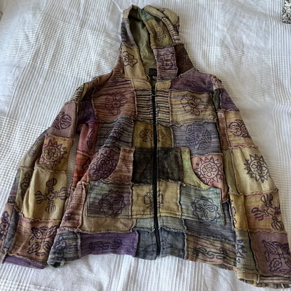 Mycket unik hoodie med najs patchwork, som ny och mycket bra kvalitet . Hoodies.