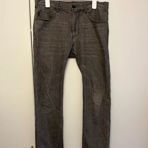 Armani Jeans - Gråa Armani jeans, slim fit, bra skick men använda