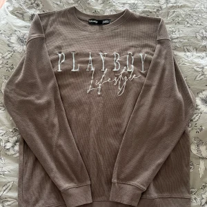 Långärmad tröja  - Långärmad tröja från Playboy x Missguided Som en L i storlek