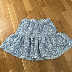 Kjol storlek M  - Aldrig använd 