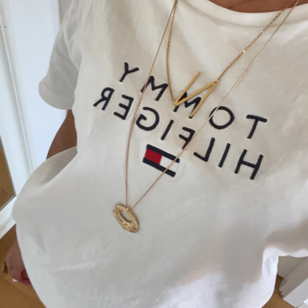 hej! jag säljer nu en super söt t-shirt från Tommy Hilfiger då den inte kommer till användning💗 storlek: M Nypris: 300kr . T-shirts.