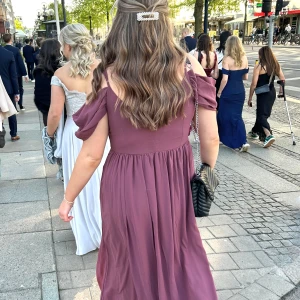 Balklänning - Jättefin och bekväm balklänning som endast använts vid ett tillfälle. Klänningen är i nyskick. Köpt för 999kr men jag säljer den för 500kr 💞