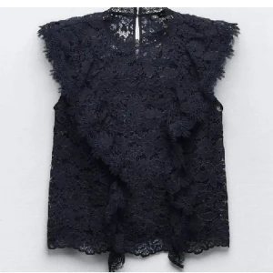 Mörkblå blus/topp från zara - Säljer denna mörkblåa toppen/blusen från zara i storlek Xs då den inte används❤️