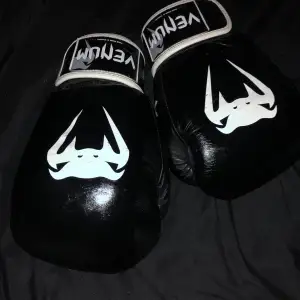 Venum boxnings handskar med en vikt på 16 oz. Använda.