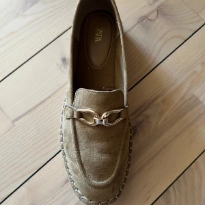Loafers  - Super coola lofers från Zara! Skorna är använde en gång och säljs pågrund av att dom är för små för mig! Skorna är i storlek 38 och super bra skick :) 