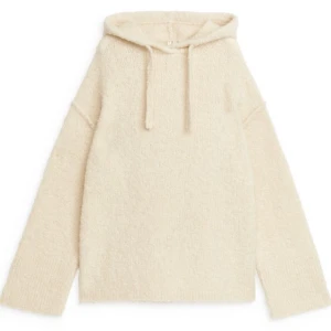 Arket hoodie - Säljer min älskade oversized arket hoodie i alpacka! Den är helt slutsåld överallt! Den är i strl xs💕 alla bilder är lånade förutom 2 bilden, där ser man hur den sitter på mig! Köptes för 1290kr 💕 (är ca 162)