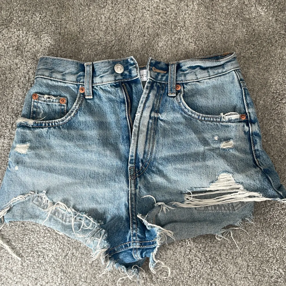 Ett par jeans shorts som inte passar längre 😢  Medel hög i midjan man kan göra dom till lågmidjade och högmidjade . Shorts.