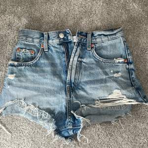 Ett par jeans shorts som inte passar längre 😢  Medel hög i midjan man kan göra dom till lågmidjade och högmidjade 