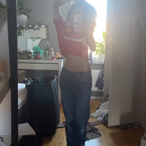 Low waisted jeans från Cream - Jätte fina blå lågmidjade jeans, sitter lite baggy då dem är stora. Sista bilden är från tjejen jag köpte från o säljer vidare just då dem inte är min stil längre❤️