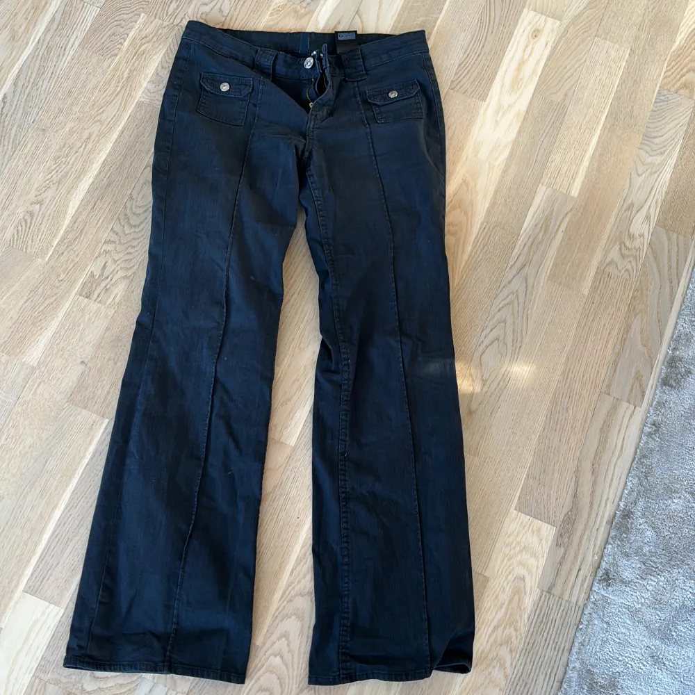 Jag säljer mina svarta skit snygga jeans från hm som är i jättebra skick. Säljer pågrund av att de tyvärr inte kommer till någon andvändning längre🤗🩷🩷. Jeans & Byxor.