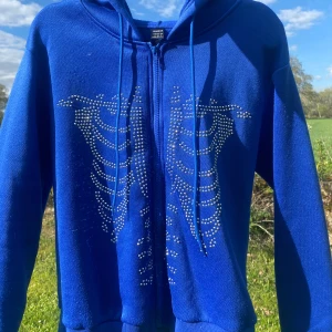 Zip-hoodie  - Tröjan är i fint skick då den knappast är använd