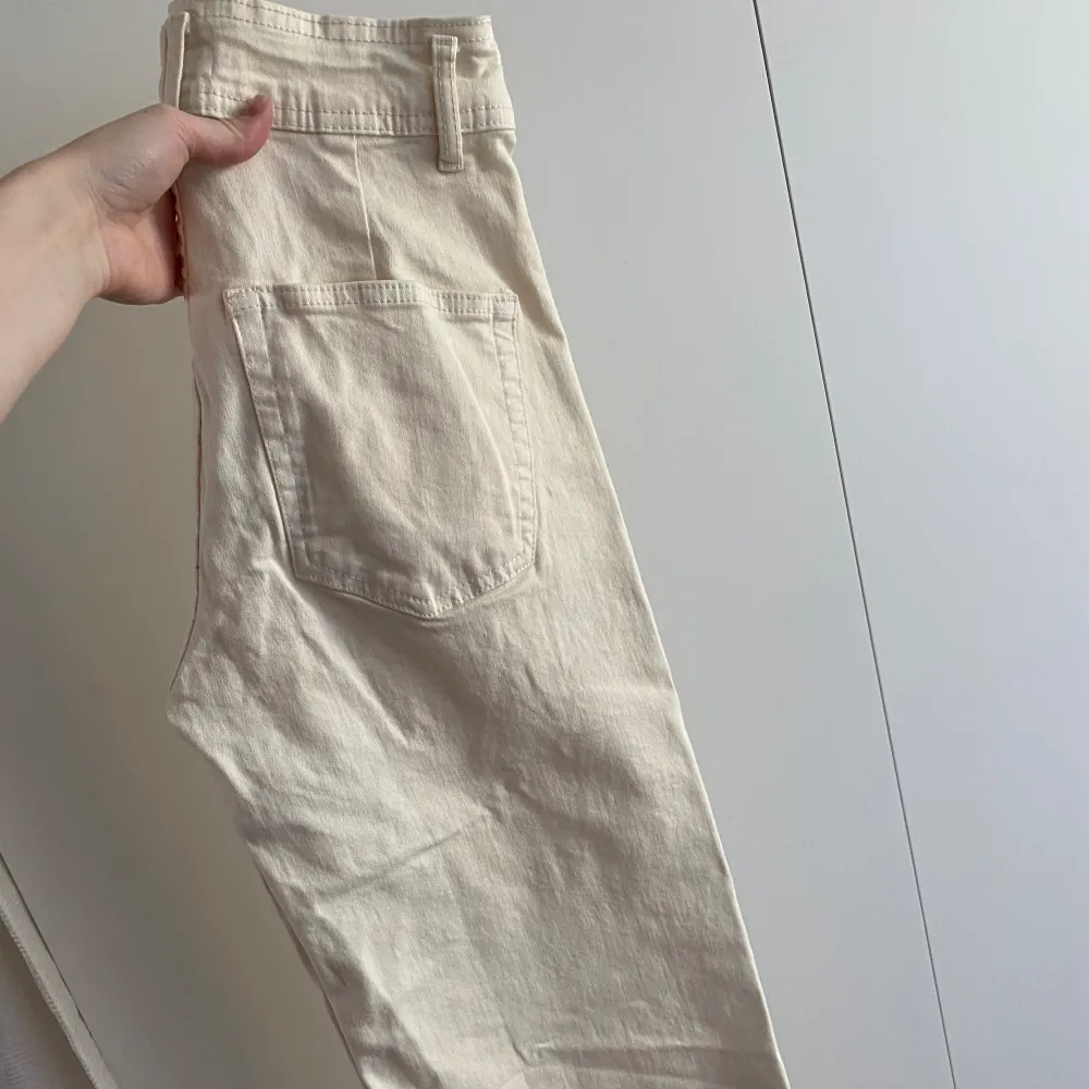 Fina jeans i en flaremodell med medelhög/hög midja nästan helt ny, använda max 2 gånger, utan fläckar. Jeans & Byxor.