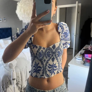 Topp - Säljer nu min somriga topp ifrån H&M ☀️ Passar perfekt till sommaren och är i nyskick!  Stl XS men väldigt stretchigt tyg. 
