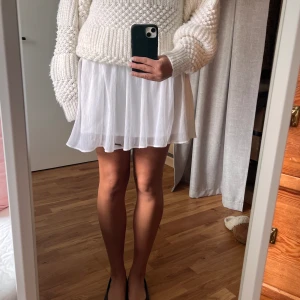 Vit kjol - Söt vit kjol köpt secondhand. Förra ägaren har sytt in midjan (se bild 4&5) så midjemåttet är nu 76, men går att sprätta upp så att den blir större. Bra skick