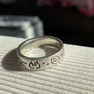 Gucci ring - Köpt från”hypebeast Sverige”  Storlek 22 Made in italy  Ag925 Kan inte garantera äktheten då jag inte har kvitto eller så, men personligen känns den äkta och har hållit perfekt kvalite i de år jag haft den-se bilder -köparen köper ringen på egen risk