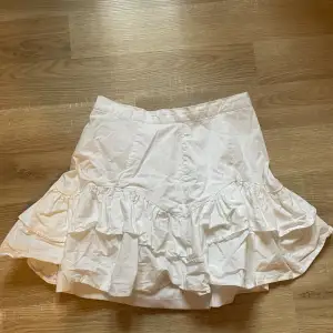 Säljer den här fina vita volang kjolen från nakd som inte längre kommer till användning 💕