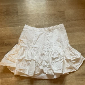 Vit kjol - Säljer den här fina vita volang kjolen från nakd som inte längre kommer till användning 💕