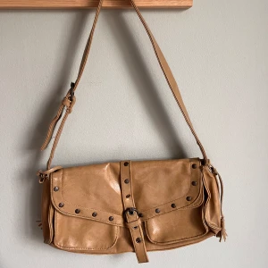 Axelväska - Söt väska köpt secondhand, men aldrig använd av mig, bra skick. Går att justera längden 3 snäpp