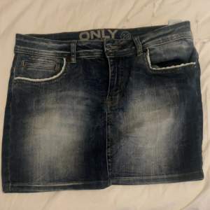 Jätte fin jeans kjol från only som jag säljer då den är för stor💗 pris kan diskuteras!