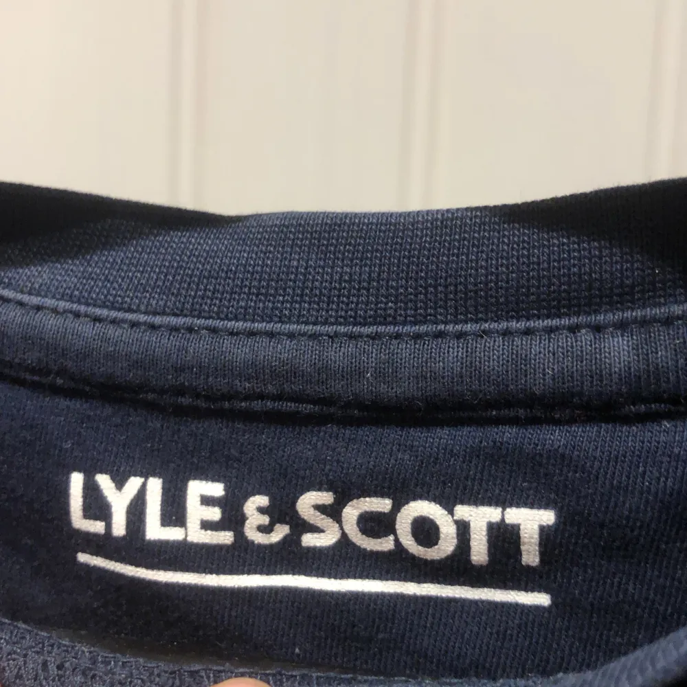 Tja, säljer en fin Lyle & Scott tröja 💪🏻 Den är i skicket 8/10 då jag har använt den några gånger. Skriv om ni är intresserade 🤩. Tröjor & Koftor.