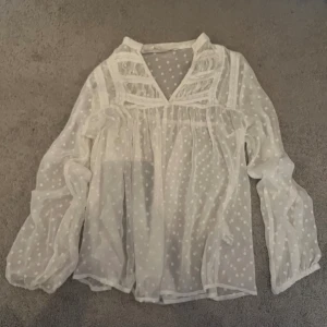 Zara blus  - Superfin till sommarn, lite genomskinlig men går t.ex att ha ett linne under om man vill. Storlek xs men passar s också! 💕