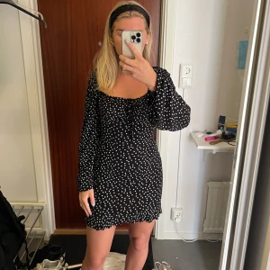 Prickig klänning  - Prickig klänning från Zara