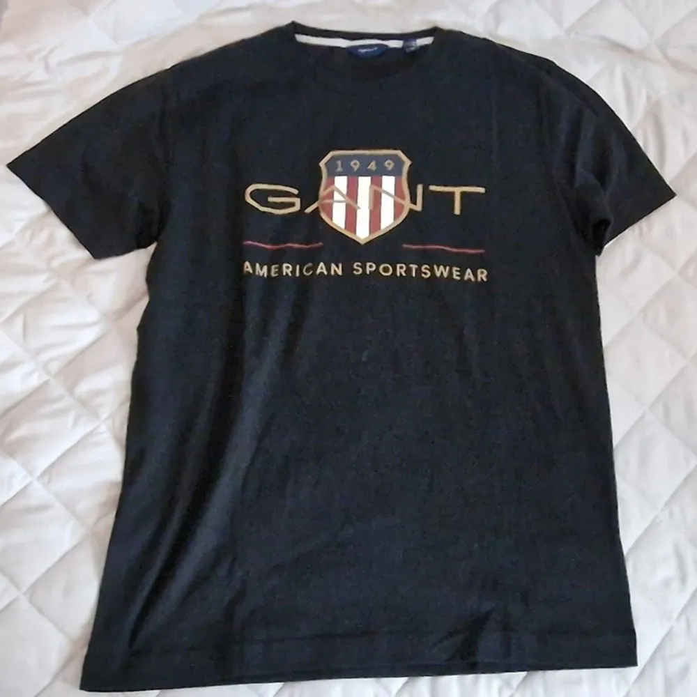 Säljer denna Gant i storlek s. T-shirten är i väldigt bra skick. Skriv om du har några frågor. Pris kan diskuteras vid snabb affär . T-shirts.