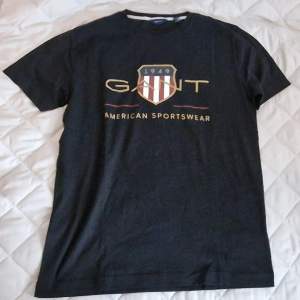 Säljer denna Gant i storlek s. T-shirten är i väldigt bra skick. Skriv om du har några frågor. Pris kan diskuteras vid snabb affär 