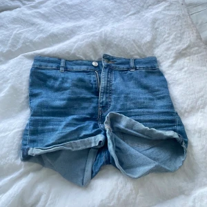 Jeansshorts  - Blåa jeansshorts från hm