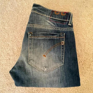 Dondup george - Hej, Säljer nu mina super snygga dondup jeans som är i modellen "george".Jeansen är i storlek 32 men passar mindre. Jag på bilden är ungefär 180 och väger 68kg. Nypris ~ 3000kr mitt pris 1050kr. Hör av er vid frågor eller funderingar! 🤝🏻