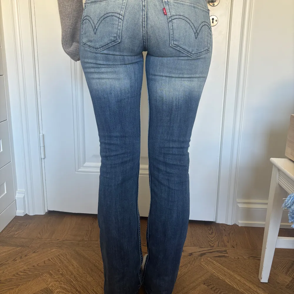 Skitsnygga lågmidjade levi’s jeans stretchiga och snygg blå färg. Jeans & Byxor.