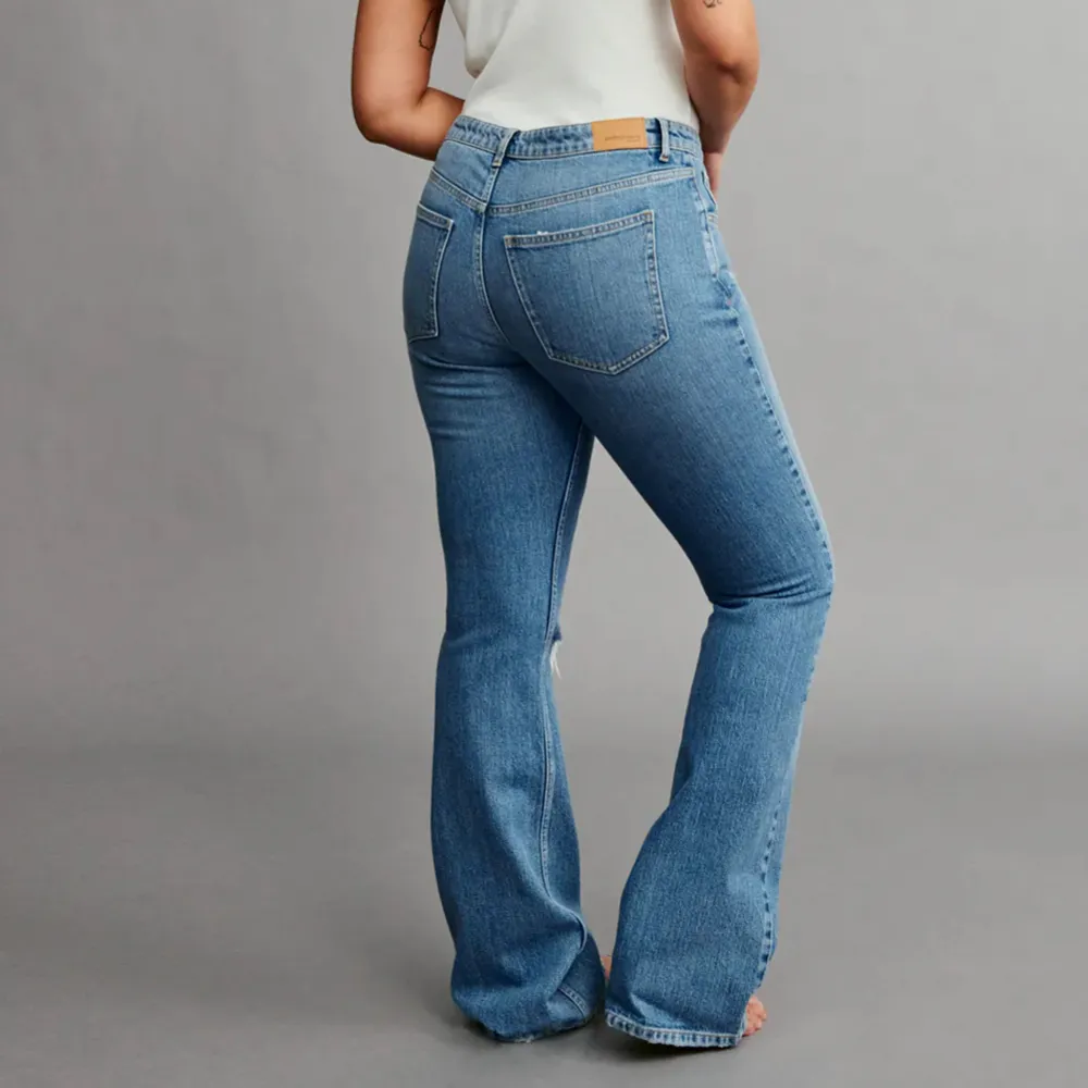 Jeans från Gina tricot i flare modell, bra skick inte mycket använda. Nypris är 600kr, storlek 32 och passar mig som även har 34, XS, S. Det sitter bra i längden för mig som är 165, passar även något längre. Jeans & Byxor.