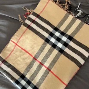 Burberry halsduk - Nyskick 