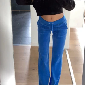 Juicy byxor  - Säljer dessa superfina juicy byxor då de in te kommer till användning längre. Köpta för 1200kr men säljer för 600kr då de har lite missfärgning längst ner (syns inte på) Hör av dig för fler bilder eller intresse!