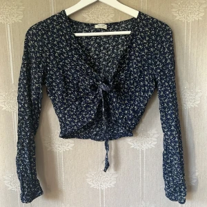 Blommig knyttopp  - Luftig & fin sommartopp som man knyter eller lindar runt.  Knappt använd 