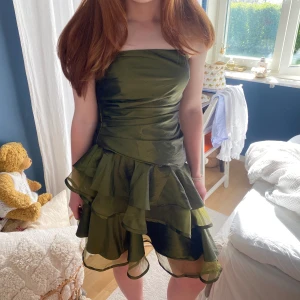 Fest klänning - SÅ snygg strappless klänning som passar perfekt till bal eller annan utgång! Ursnygg, och knappt använd! Hör av dig vid frågor!💕