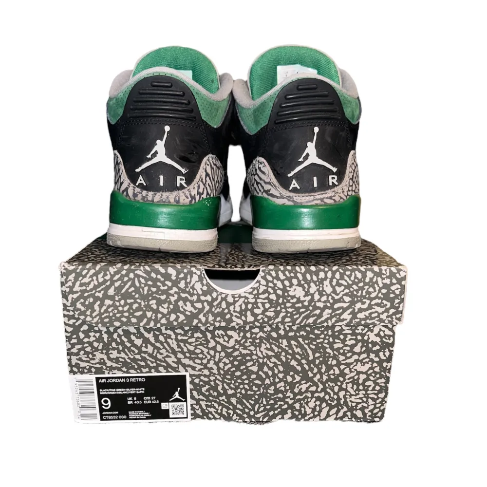 Pine green Nike Air Jordan 3 Retro i strl 42,5 ganska bra skick, inte alls trasiga bara lite smutsiga, orginalboxen ingår, skorna är äkta, köpta från oqium.se. Skor.