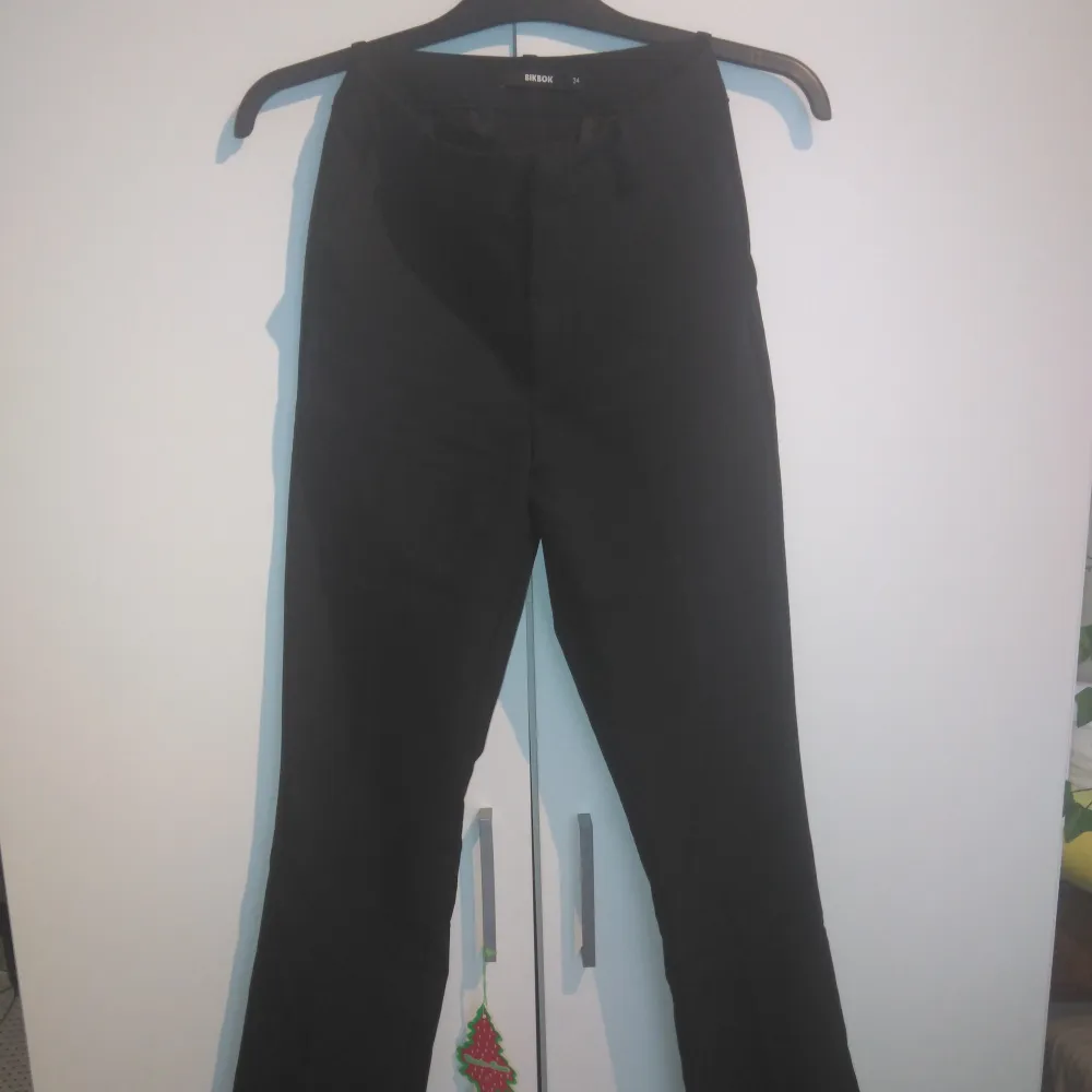 De trendiga högmidjade kostymbyxorna från Bik Bok🌟Jag säljer dom pågrund av att dom har blivit lite för små för mig och de skaver på min navelpercing 😕skriv för frågor eller bilder❤️❤️köpte dom för 499kr säljer för 300kr❤️inga defekter💟🌟. Jeans & Byxor.