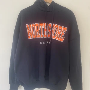 Hoodie med tryck - Bra skick. Oanvänd. Oversized i storleken så passar upp till M