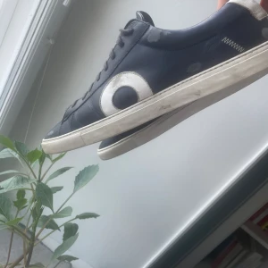 Oliver Cabell OXFORD - Säljer dessa tvärfeta skorna från Oliver Cabell i modellen OFXORD strl. 45! Skorna är i 8,5/10 skick. Lite använda men inget tecken på det! Alla skador är del av designen. Box medföljer och orderbekräftelse från deras hemsida finns! Hör av er!