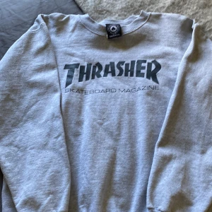Trasher crewneck - Grå - Äkta trasher crewneck i grå, använd men i bra skick. Strl M