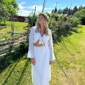 Midsommar - Den perfekta midsommar outfiten!!🌼🌸 Ett set med kjol och tillhörande topp!🩷 Storlek M på båda delarna. 500kr för båda tillsammans🥰 Använt 1 gång. 