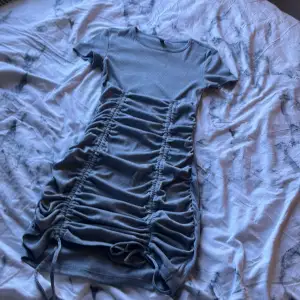Säljer nu denna skit snygga refflade klänning då den inte kommer till användning, den är i storlek XXS men passar även XS då det är ett väldigt stretchigt material!! 💘💘