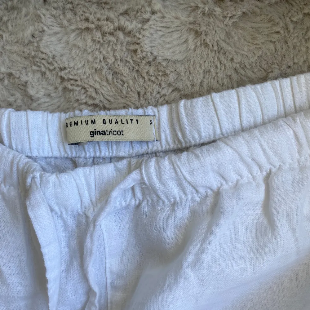 Vita Linnebyxor från Gina Tricot i storlek S. Använda 2 gånger. Säljer då jag nyligen köpt ett par andra! 💕💕. Jeans & Byxor.