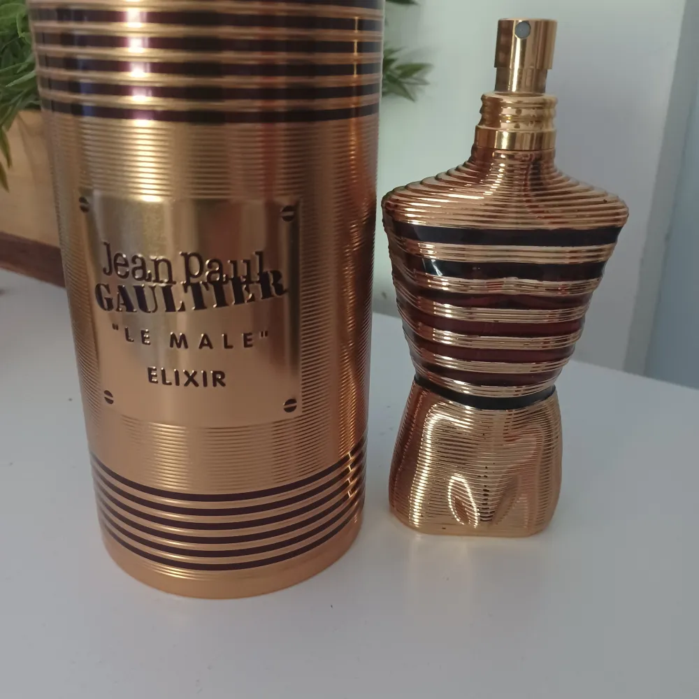 Säljer en väldigt bra parfym Jean paul gaultier's elixir. Luktar vanilj, honung och lite tobak. Den är helt full 125ml och går för 1300 ny.. Övrigt.