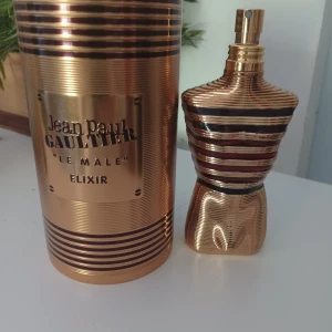 Jpg elixir - Säljer en väldigt bra parfym Jean paul gaultier's elixir. Luktar vanilj, honung och lite tobak. Den är helt full 125ml och går för 1300 ny.