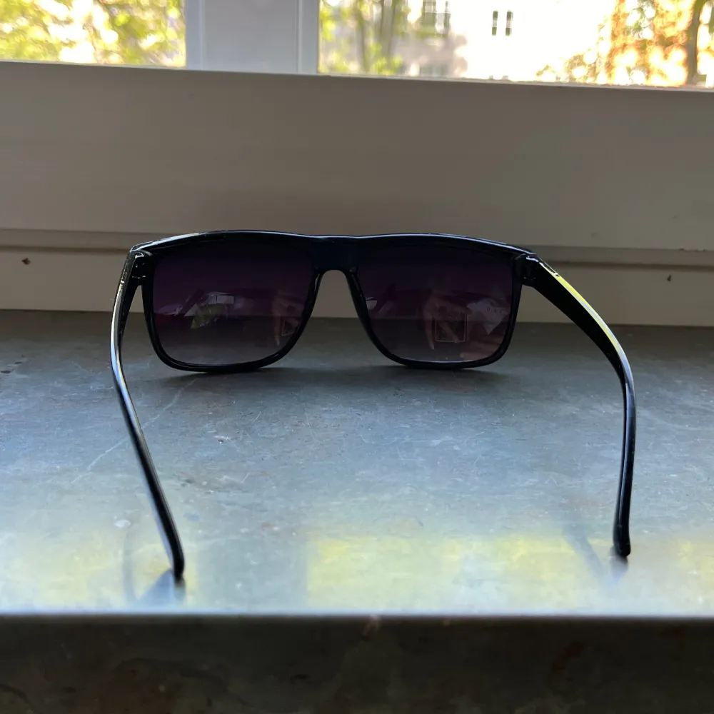 Säljer nu ett par eleganta Solglasögon i fantastiskt skick! Glajjorna är helt nya utan defekter. Sitter väldigt bekvämt! [GRISCH/LAIDBACK] Riktigt lika Ray-Ban Boyfriend! Pris kan diskuteras! Hör av dig vid minsta fundering! 🙌. Övrigt.