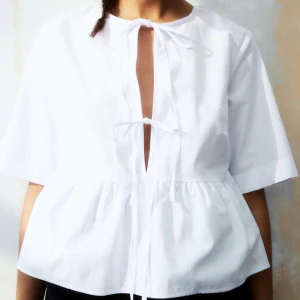 H&M knyt-blus - Säljer denna otroligt fina blus som är helt slutsåld. Säljer då den tyvärr är för liten för mig. Helt oanvänd och alla lappar kvar. Perfekt nu till sommaren!☀️🩷